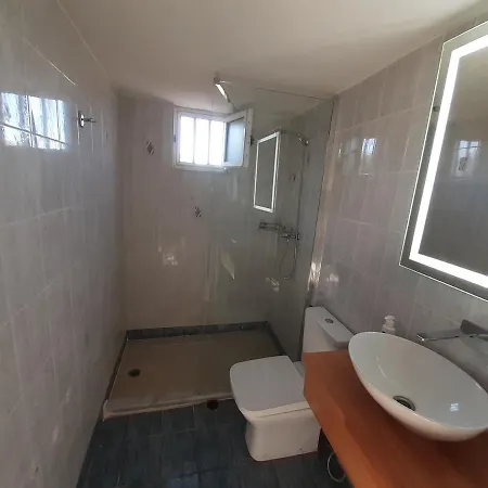 度假居 Detached House In Quiet Olive Grove, Starlink Internet & Smart Projector!
